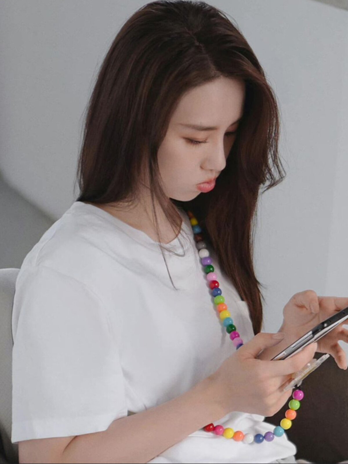 LIU SHISHIS SAME BAG CHAIN CANDY-COLORED MOBILE PHONE CHAIN CROSS-CHEST BAG PEARL CHAIN 2023 NEW NICHE WOMEN