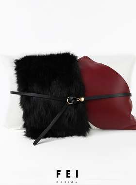 红色皮革腰枕金属皮带装饰靠垫高端品质毛绒黑色柔顺感靠枕套轻奢