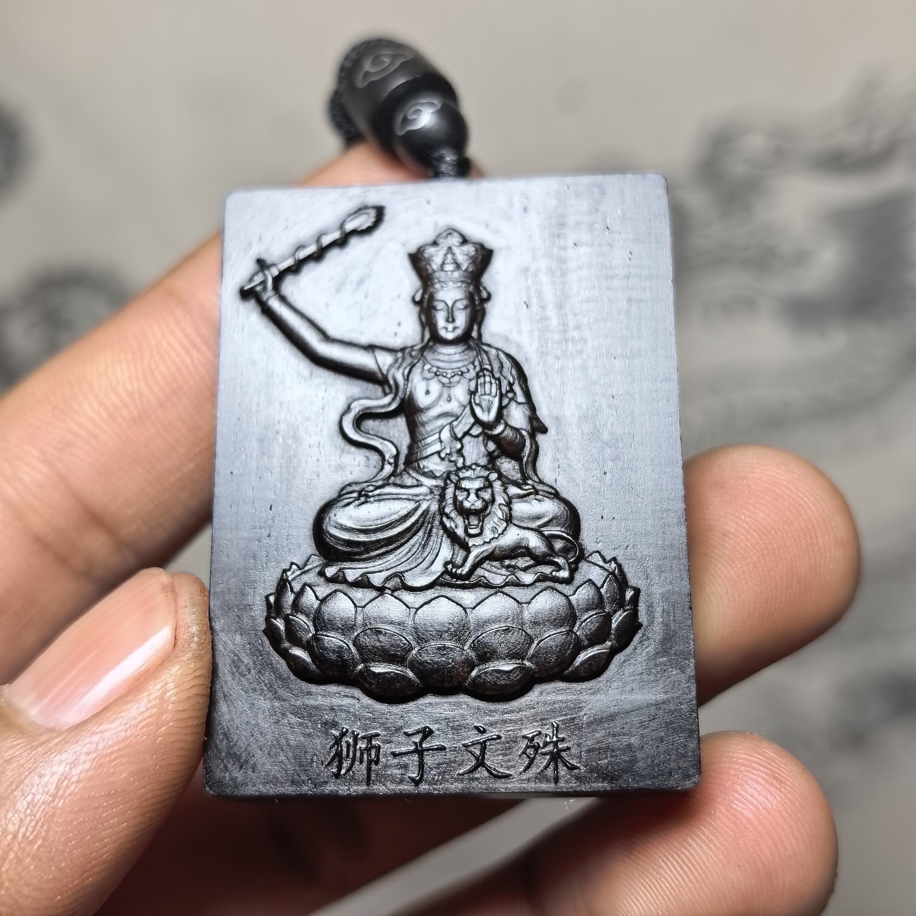 紫檀黑红木头精雕刻西方狮子文殊菩萨牌子吊坠车挂项脖礼饰品批发