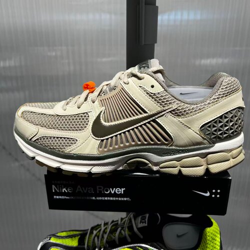 NIKE耐克男子ZOOM VOMERO 5时尚复古百搭运动休闲鞋FB9149-201