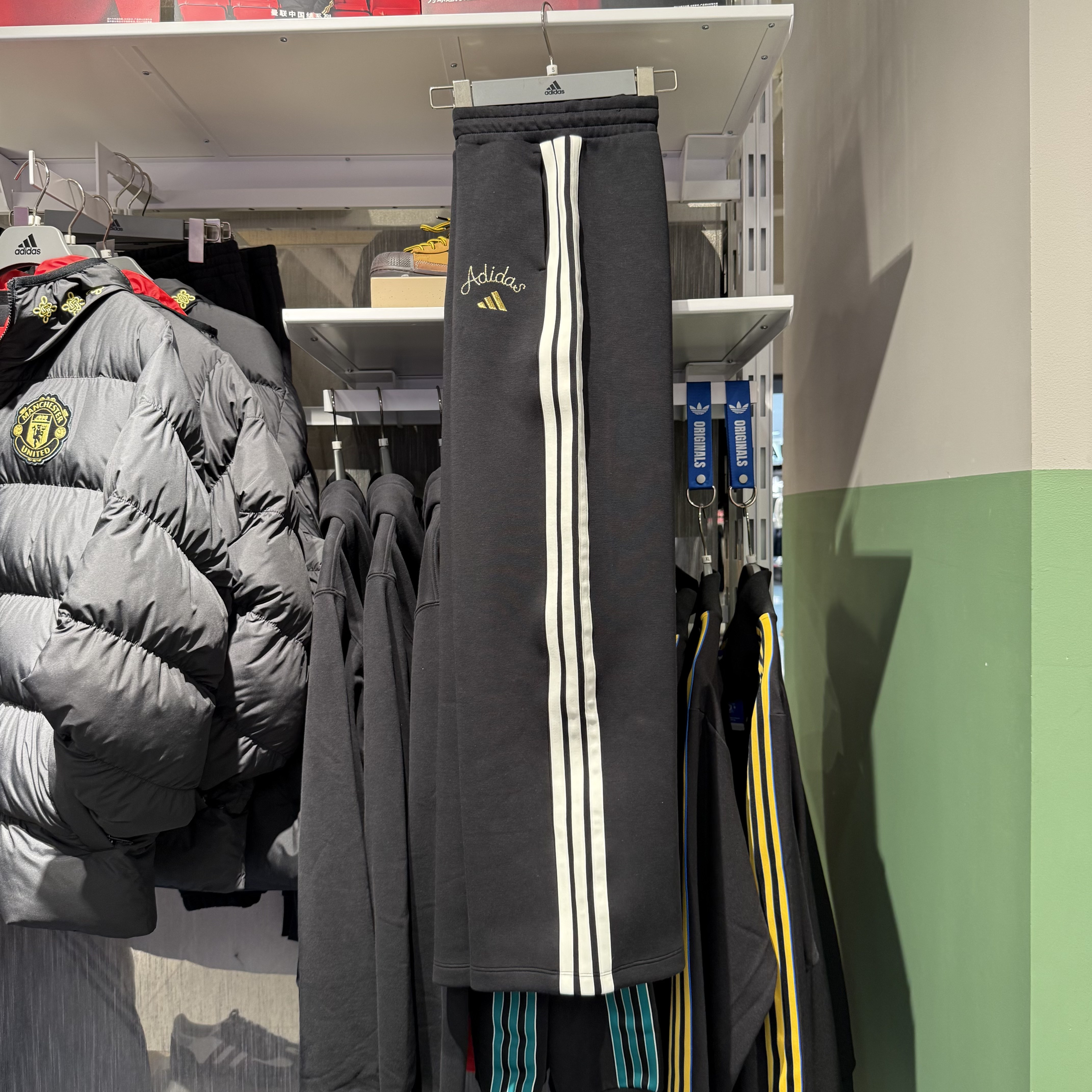 正品Adidas阿迪达斯女子新年款卫裤三条杠梭织舒适直筒长裤KR0418,运动服/休闲服装,运动长裤,淘宝优惠券,粉丝福利购,淘宝优惠卷