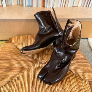 3cm棕色真皮tabi短筒分趾靴 漆皮靴子低跟猪蹄短靴粗跟复古女靴子