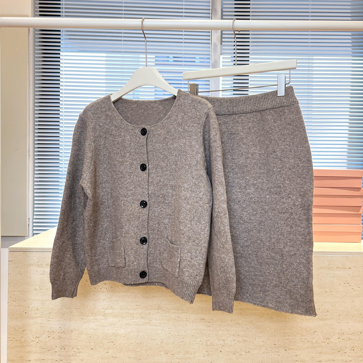 25秋季订购会新款燕麦色羊毛长袖圆领针织款开衫套装女款