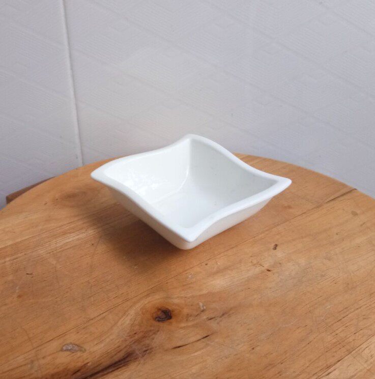1.5元欧式纯白不规则家用陶瓷四方碟 调味酱料小食碟芥茉蕃茄酱碟