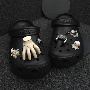 原创卡洛驰crocs洞洞鞋配饰男生搞怪装饰配件星期三怪手联名鞋花