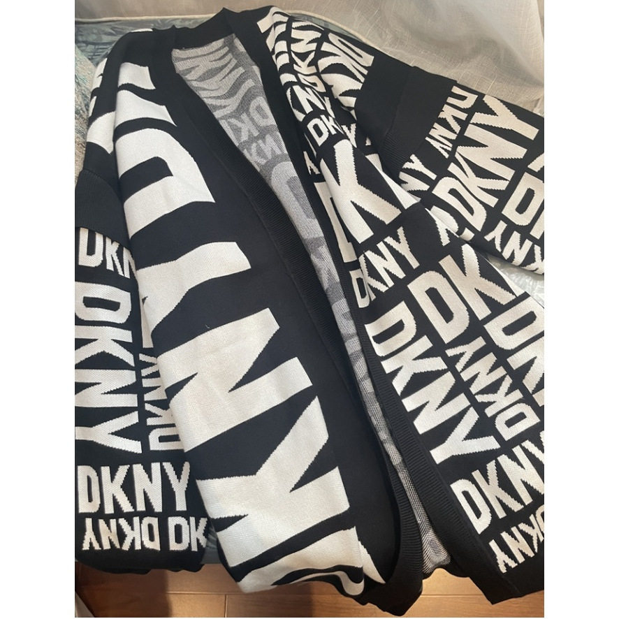 独+DK*Y25秋冬棉线厚实黑白拼色满身大LOGO长袖针织毛衣开衫披肩