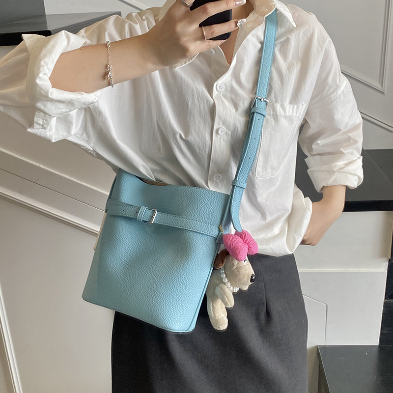 韩系彩色水桶包2025春小众设计大容量通勤女包时尚百搭单肩