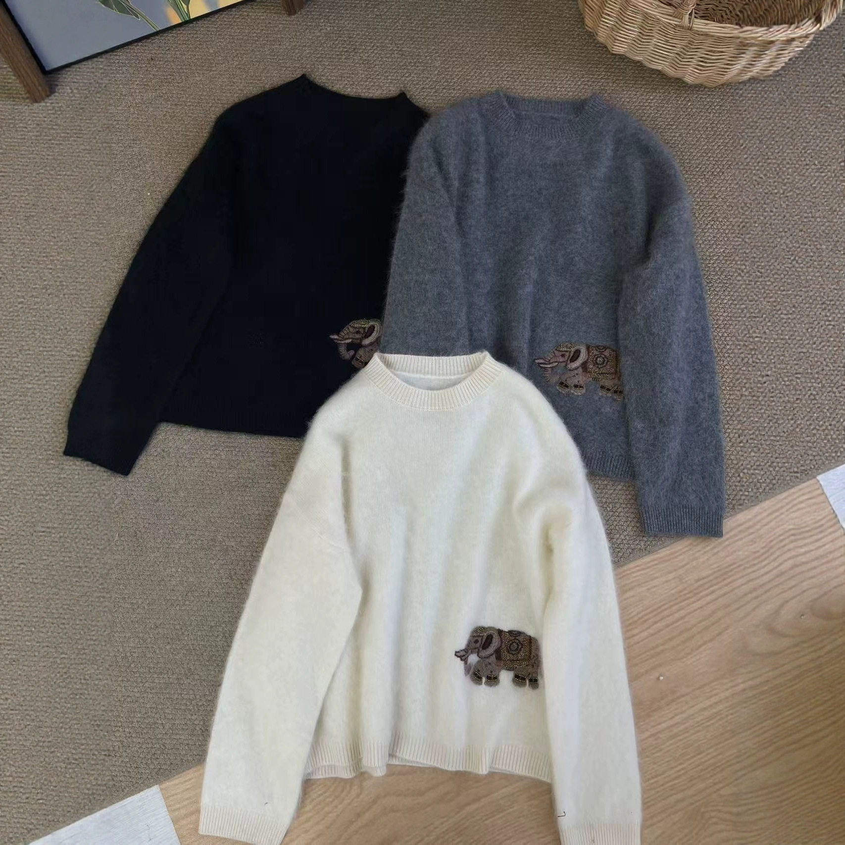 秋冬季新款可爱风刺绣卡通图案圆领打底针织衫女士减龄纯羊毛毛衣