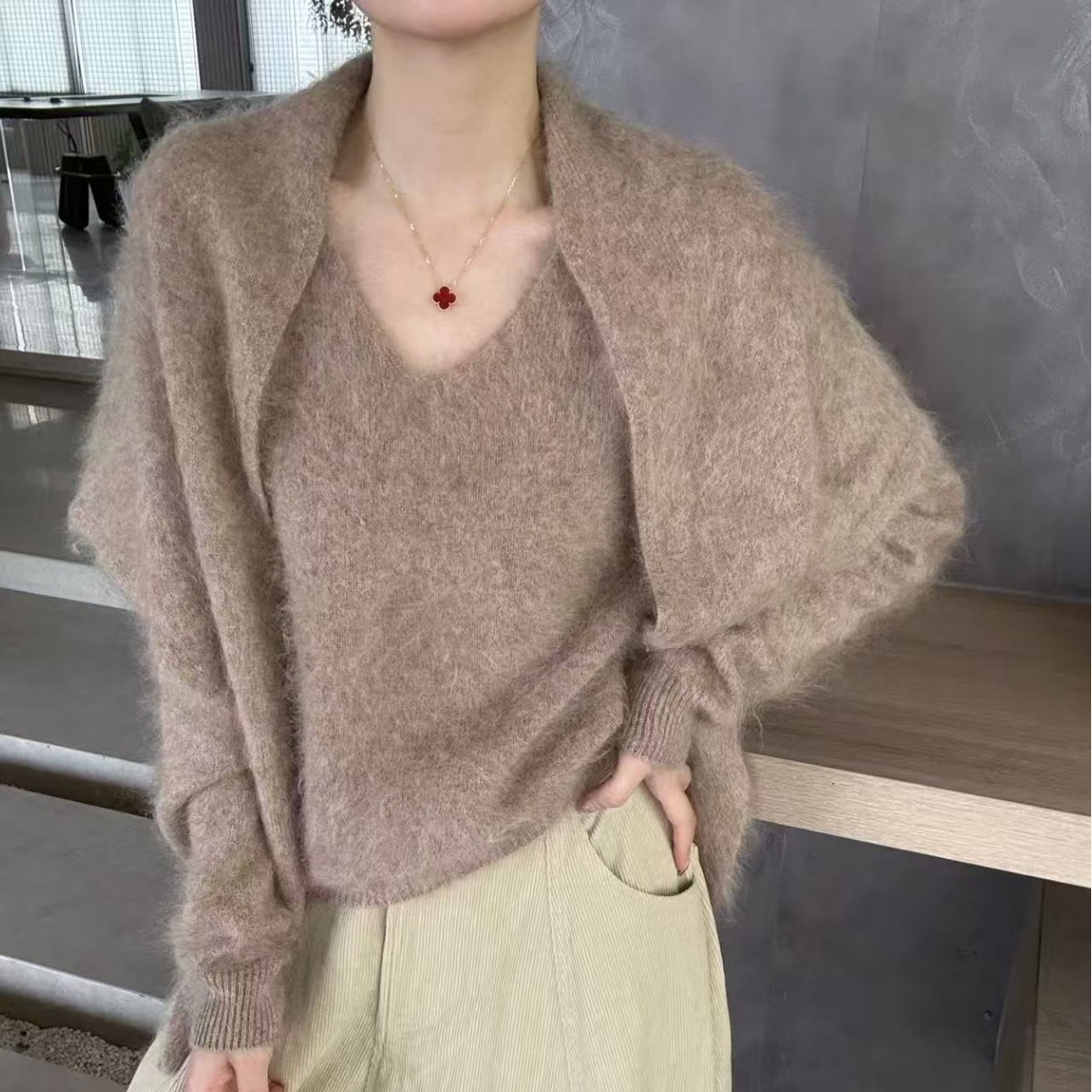新款桑蚕丝羊毛羊绒拉绒针织围巾三角巾高级感加大披肩女秋冬保暖