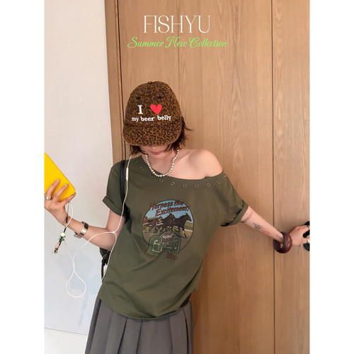 FISH YU -复古赛马字母白墨印花+金属气眼烫图斜肩短袖T恤26183