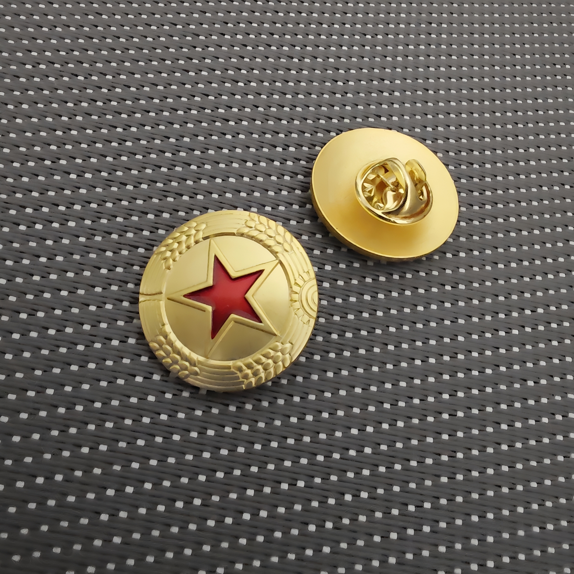 全新复刻五五供需符号胸针