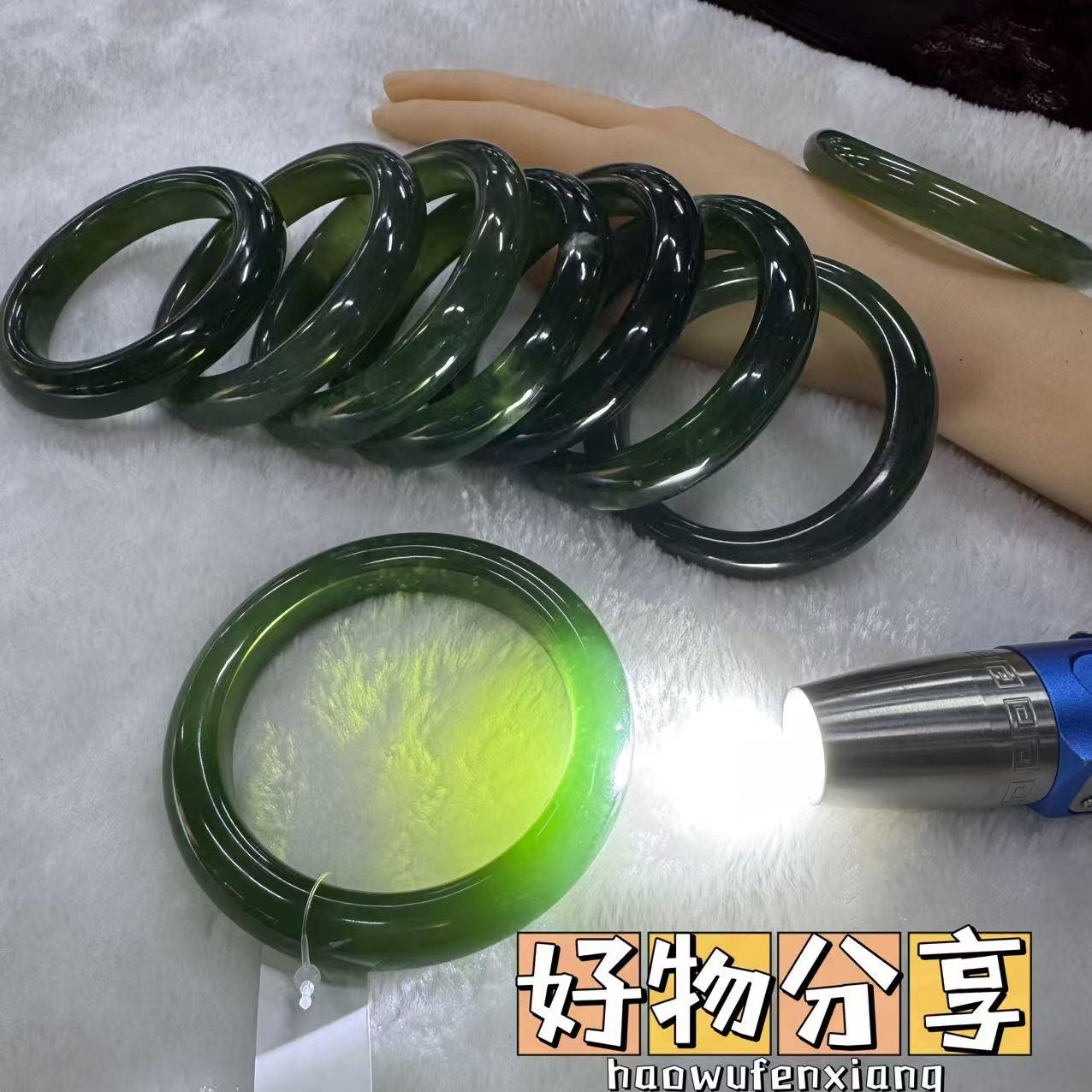 岫玉冰透菠菜绿女玉石手镯