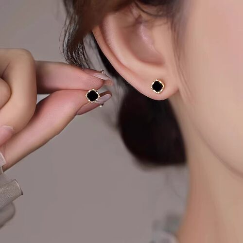 奥特莱斯清仓捡漏黑色方形耳钉