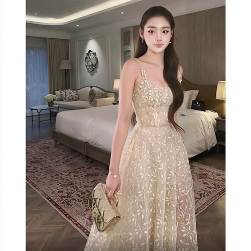 千金风重工蕾丝方领吊带连衣裙女