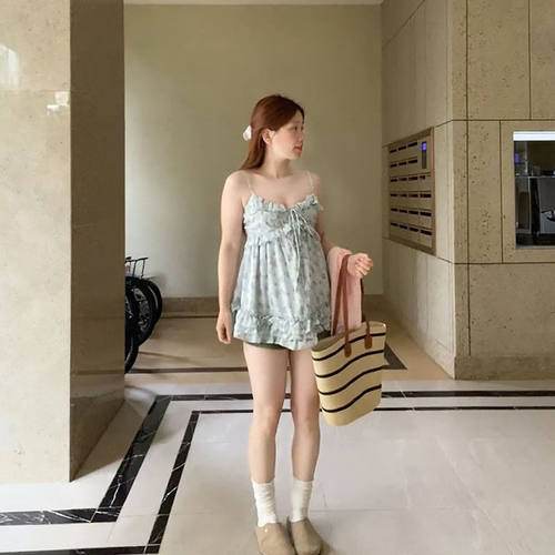 大码胖MM韩系温柔甜美木耳边碎花吊带上衣搭配粉色针织开衫两件套