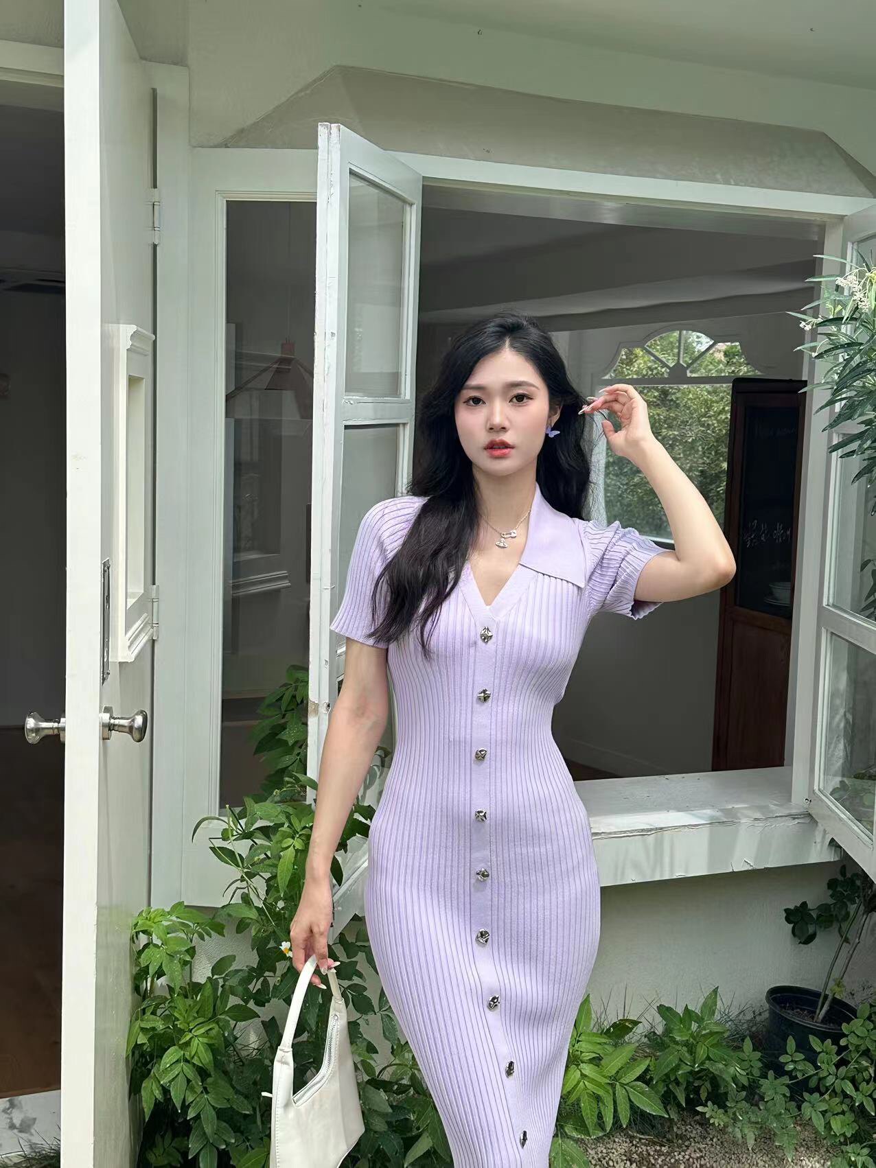 法式小香风针织包臀连衣裙，凸显锁骨线条，露出天鹅颈，收身显瘦