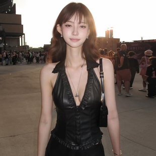 怪诞女孩 甜酷辣妹风褶边PU皮V领挂脖背心女 露背修身单排扣上衣