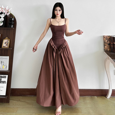 维纳斯女神设计感褶皱吊带连衣裙