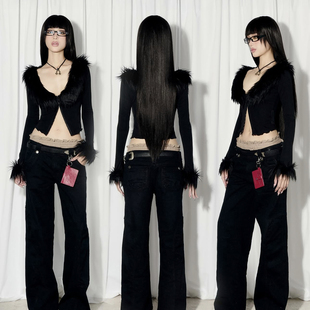 怪诞女孩 禁欲系辣妹毛毛拼接V领长袖T恤女 单排口修身显瘦短上衣