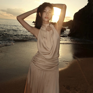 怪诞女孩 海边度假风氛围感露背挂脖连衣裙女 立体花朵褶皱长裙子