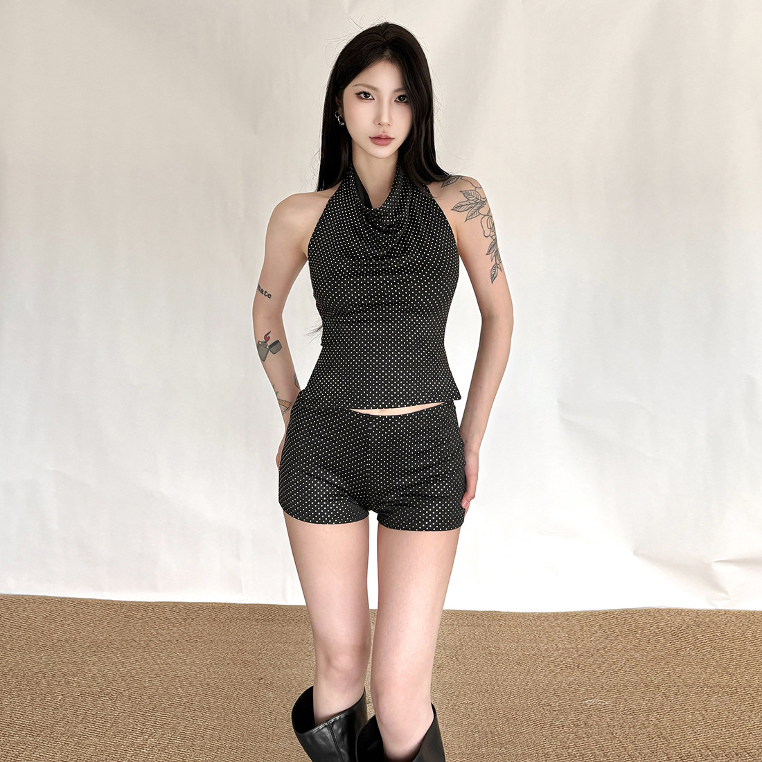 辣妹时尚烫钻露背背心短裤两件套