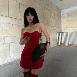 怪诞女孩 钓系辣妹性感小V领抹胸连衣裙女 修身显瘦红色包臀短裙