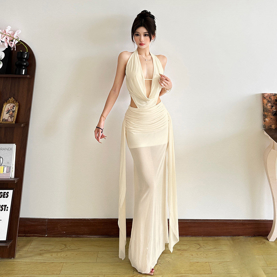 绝美性感褶皱荡领露背挂脖连衣裙