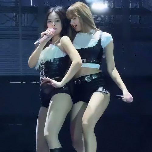 Jennie同款皮扣挂脖背心短裤套装