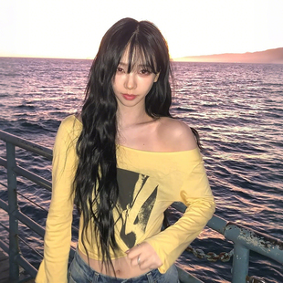 怪诞女孩 aespa柳智敏同款黄色印花一字肩长袖T恤女 辣妹短款上衣