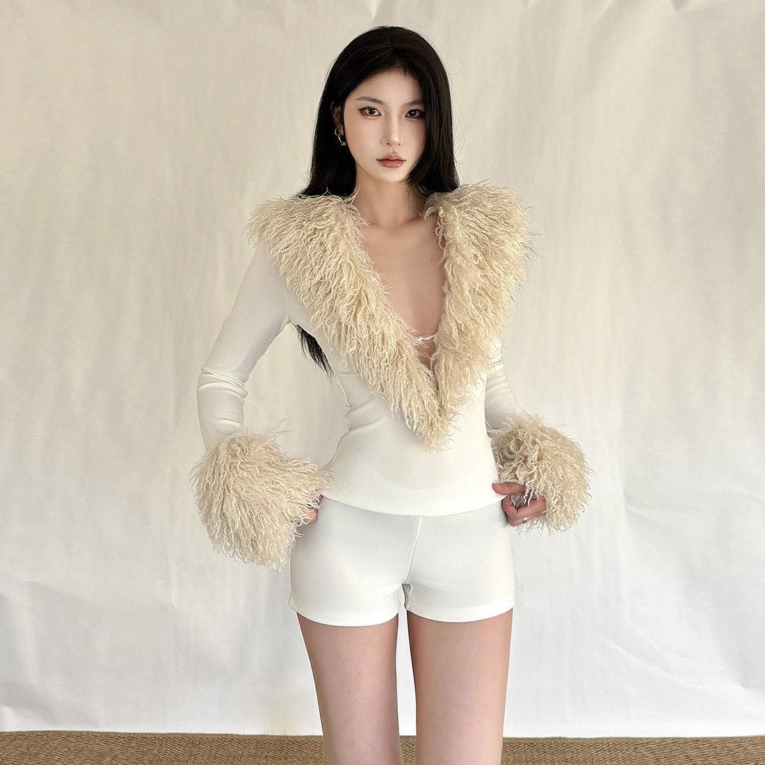 怪诞女孩 秋冬辣妹设计感毛毛拼接深V领长袖T恤修身短裤两件套女,女装/女士精品,时尚套装,淘宝优惠券,粉丝福利购,淘宝优惠卷