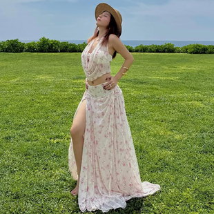 怪诞女孩 度假风氧气感碎花荡领挂脖背心高腰开叉半身裙两件套女