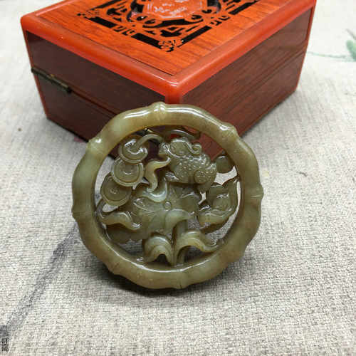 富贵有钱挂件金蟾荷花吊坠和田玉