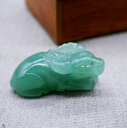 新疆绿东陵立体雕刻生肖牛吊