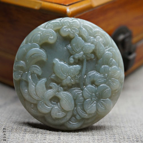 青白玉吊坠双面牡丹蝴蝶件蝶恋花