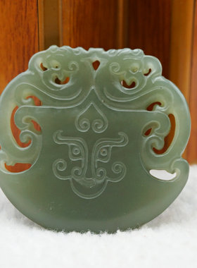 和田玉青白色镂空仿古雕瑞兽玉牌佩手把件鸿福府上有龙邪保平安