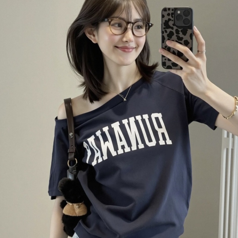 慵懒辣妹~美式复古做旧撞色字母印花显白藏青色斜肩短袖T恤上衣