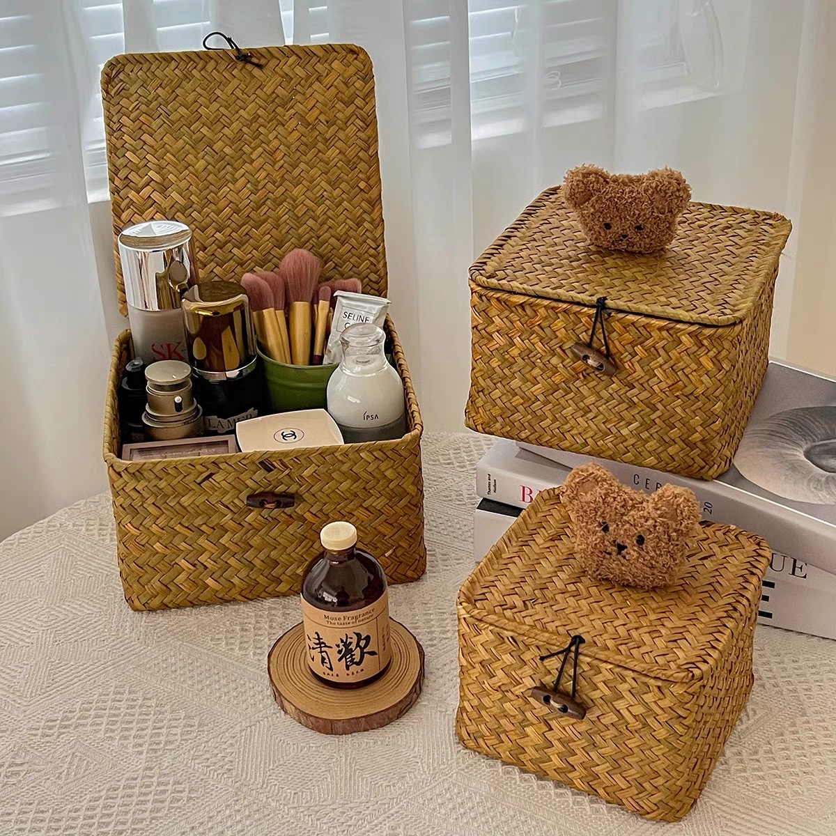 ins风收纳盒可爱小熊草编桌面整理盒带盖防尘杂物储物居家药箱
