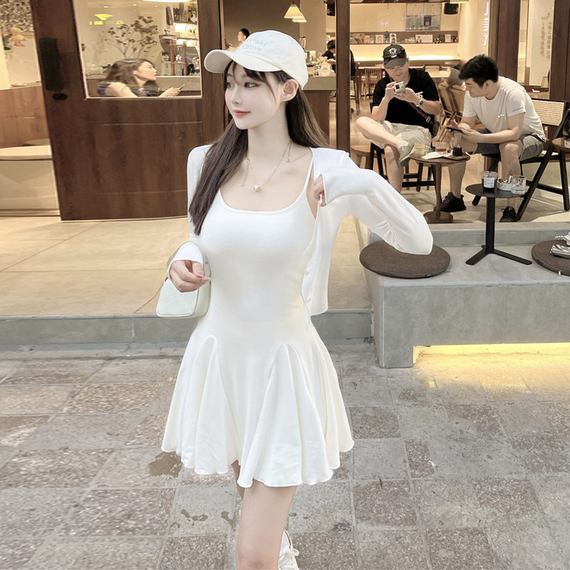 辣妹白色绝美收腰短裙约会U领性感吊带连衣裙温柔初恋纯欲套装女
