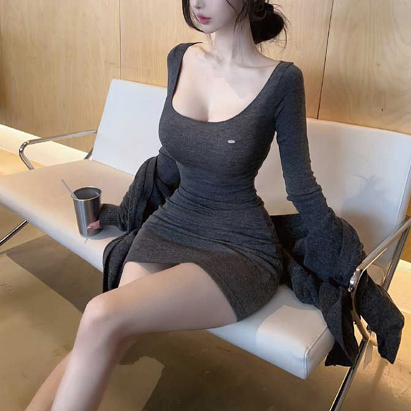 巨好看显身材U领低胸性感紧身包臀短裙纯欲辣妹修身连衣裙女春季