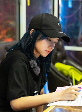 XOTIC官方 HAPPY帽檐刺绣硬顶鸭舌帽人字棉秋冬小众弯檐杨紫同款