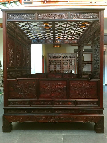 【天香倾城用料】自产自销正宗老挝大红酸枝（交趾黄檀）六柱架子床，造型赏心悦目，雕工精美榫卯结构，仙作大师工艺，大料老料制作，无白皮无拼补。德国木材烘干机械，在不损木头前提下，确保成品不开裂不变形。 【天香倾城售后】一年免费上门维护，三年内免材料费上门维护，终身免费提供红木家具养护用品。六年等值回收。