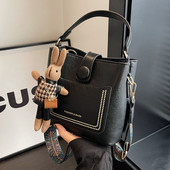 秋冬时尚 复古宽肩带包包女新款 流行潮百搭单肩斜挎包女小众水桶包