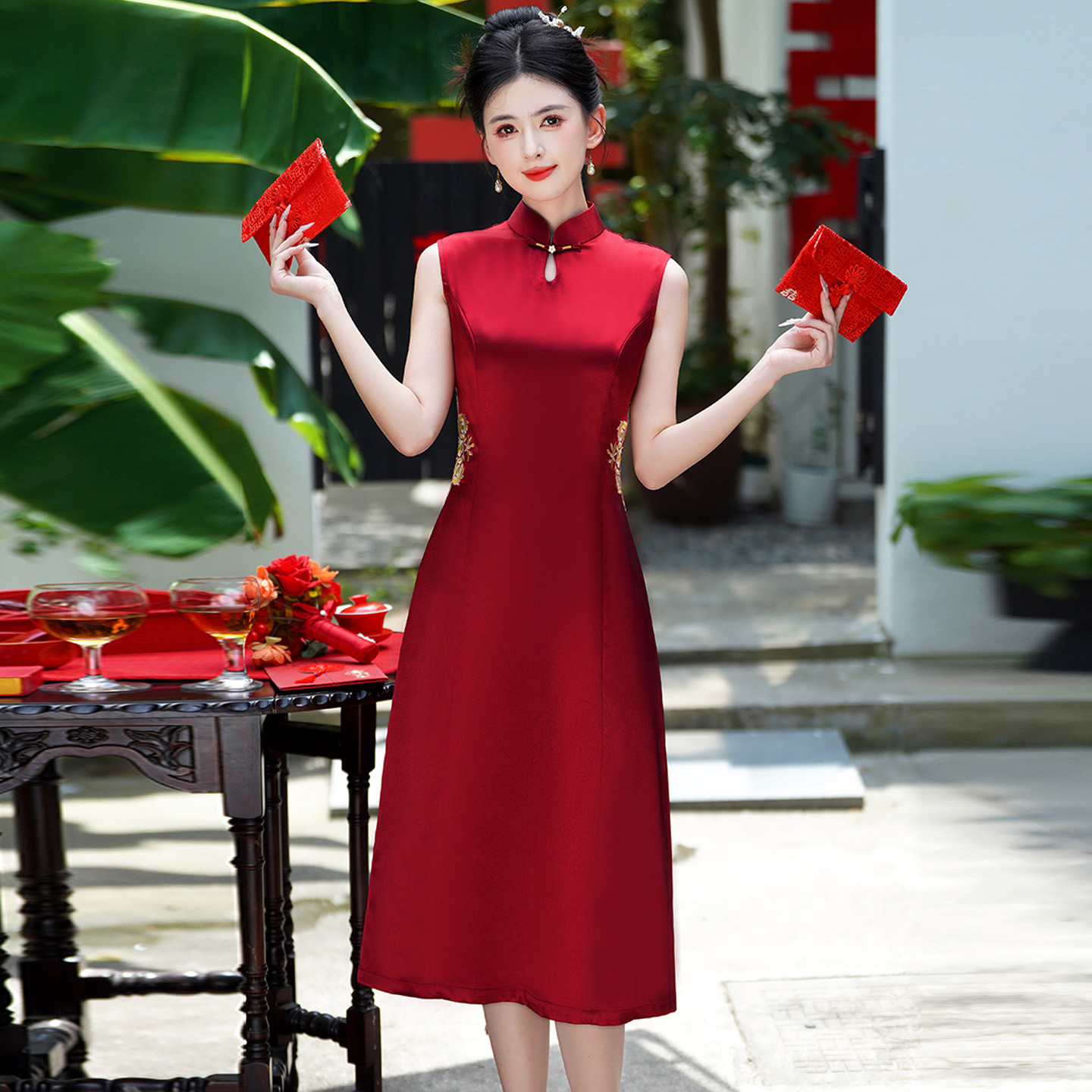 刺绣无袖旗袍年轻红色婚宴敬酒服