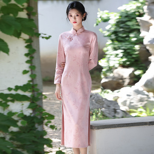 新中式国风麂皮绒旗袍长款长袖2026春季新款年轻款少女粉色连衣裙