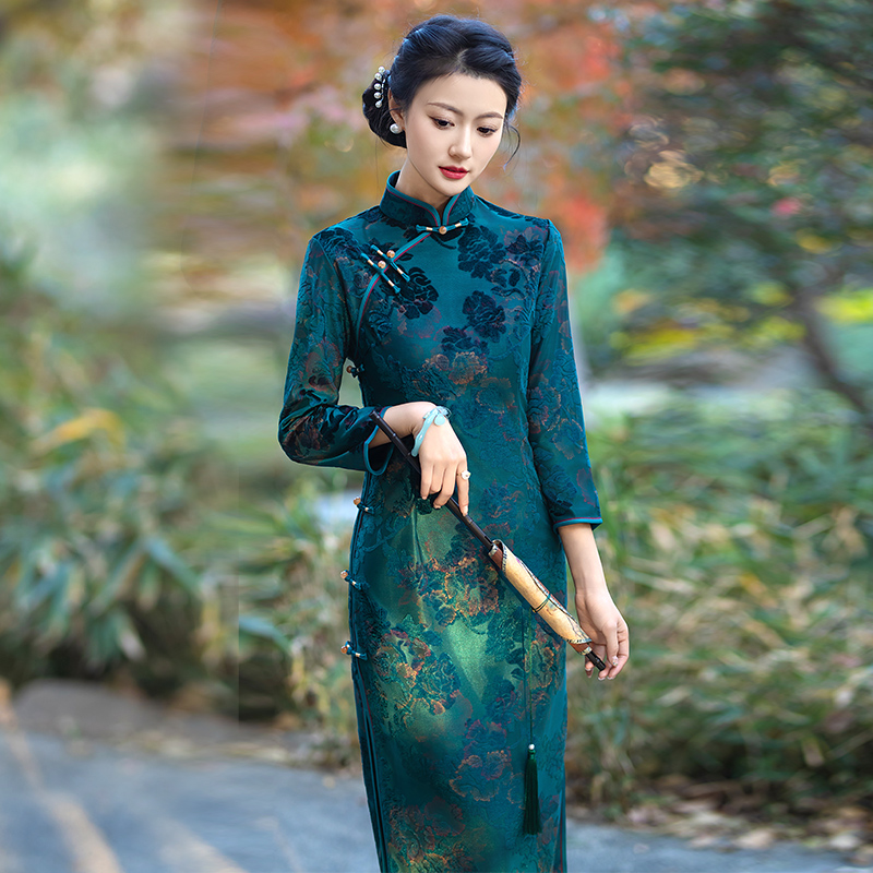 老上海植绒提花长款旗袍2025春季新款复古中老年女妈妈长袖连衣裙