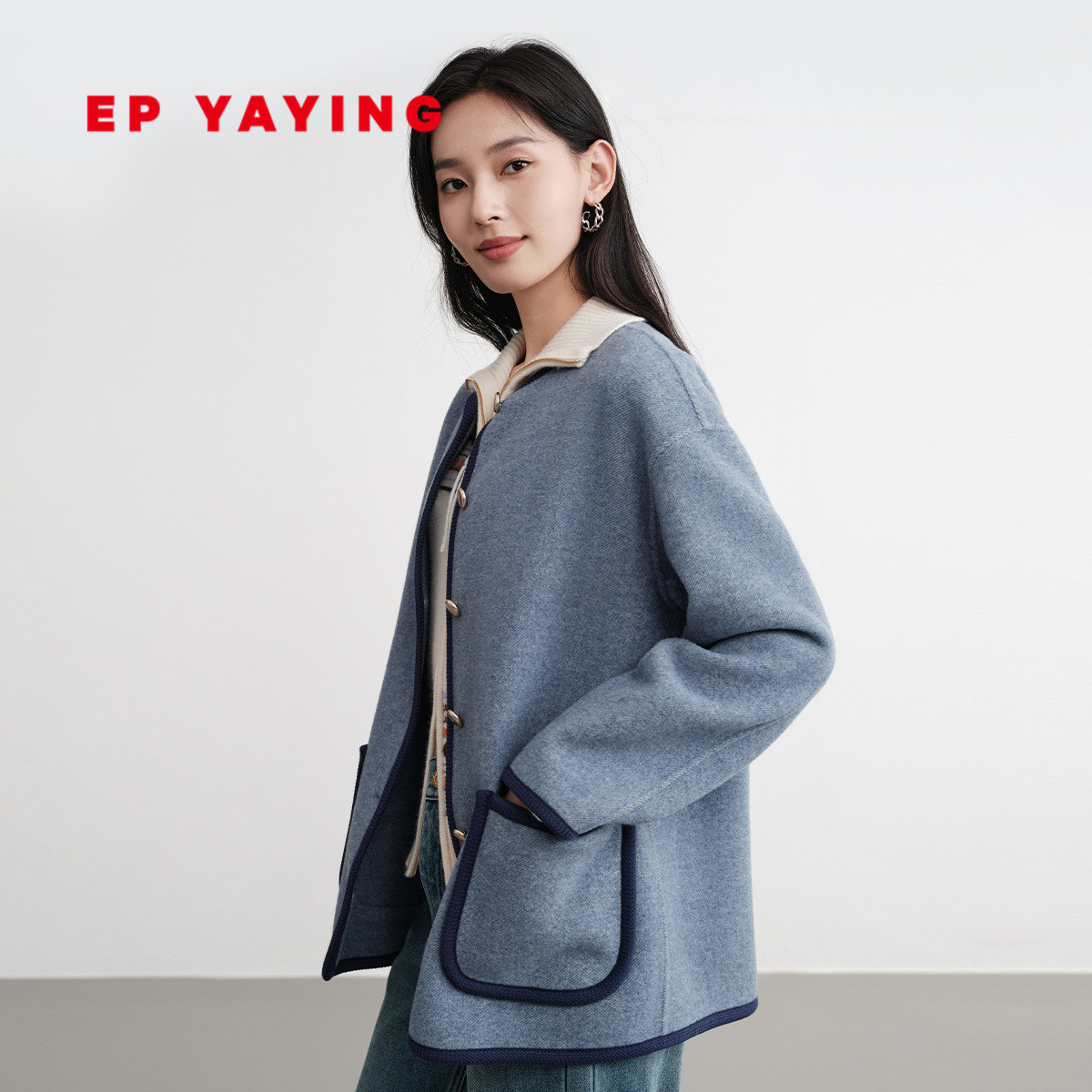 雅莹100%绵羊毛圆领撞色外套