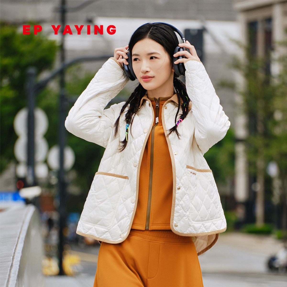 雅莹翻领撞色轻便羽绒服外套