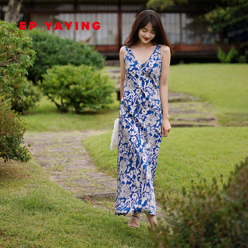 雅莹女装气质V领收腰吊带连衣裙