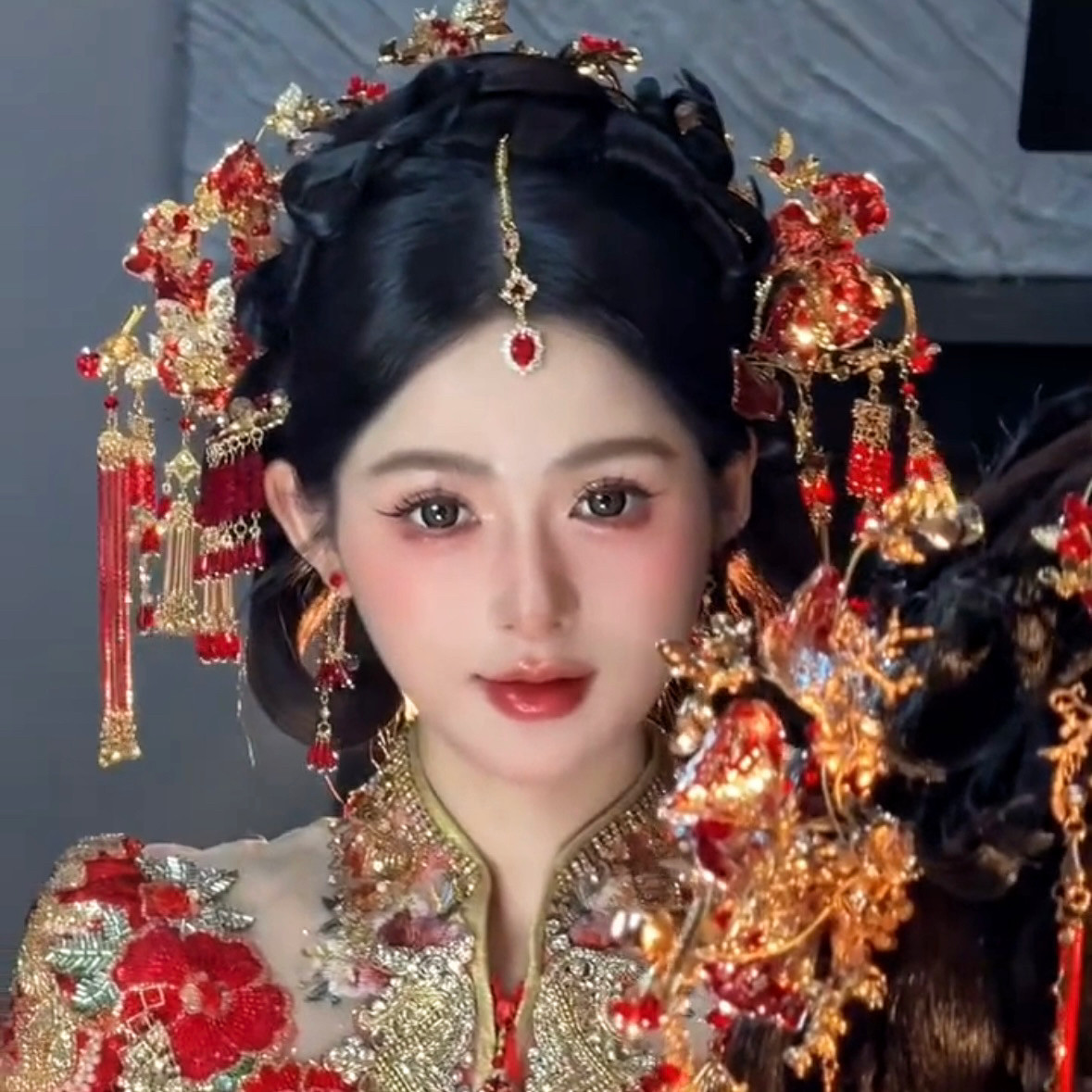 新娘头饰中式婚礼重工红金色水凝花朵发簪后区流苏龙凤褂秀禾配饰