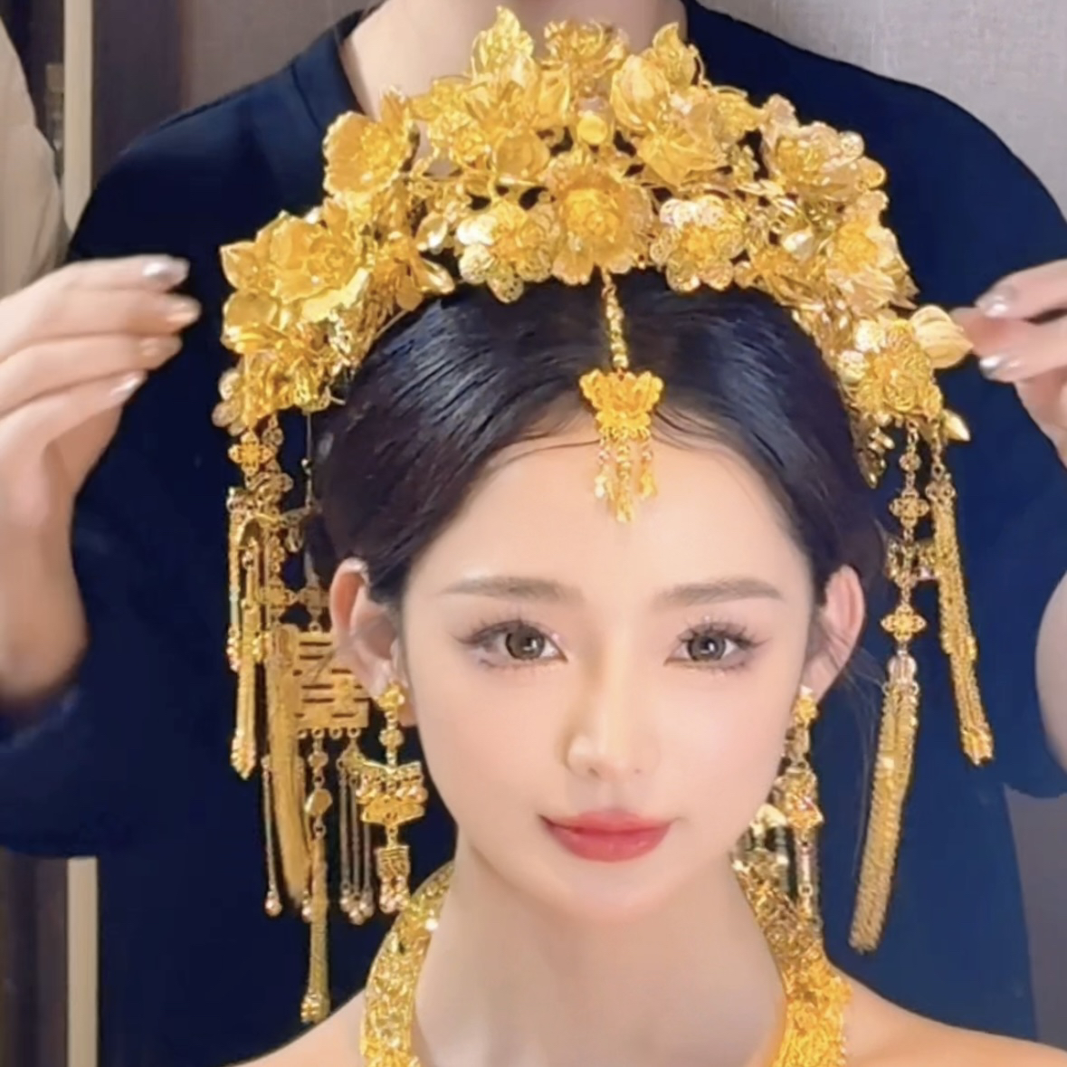 2025新款金色凤冠戴后区流苏汉服龙凤褂结婚古装婚礼花朵发冠饰品